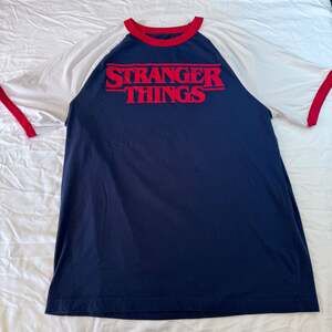 Netflix Stranger Things tshirt LARGE EUC